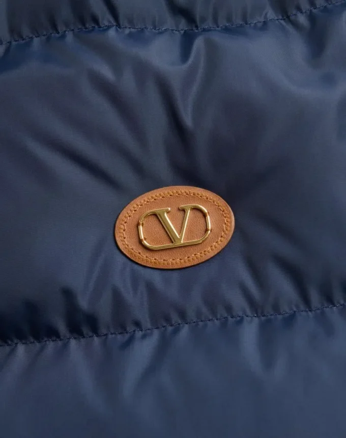 Jacheta din nailon cu glugă și patch VLogo Jacheta din nailon cu glugă și patch VLogo