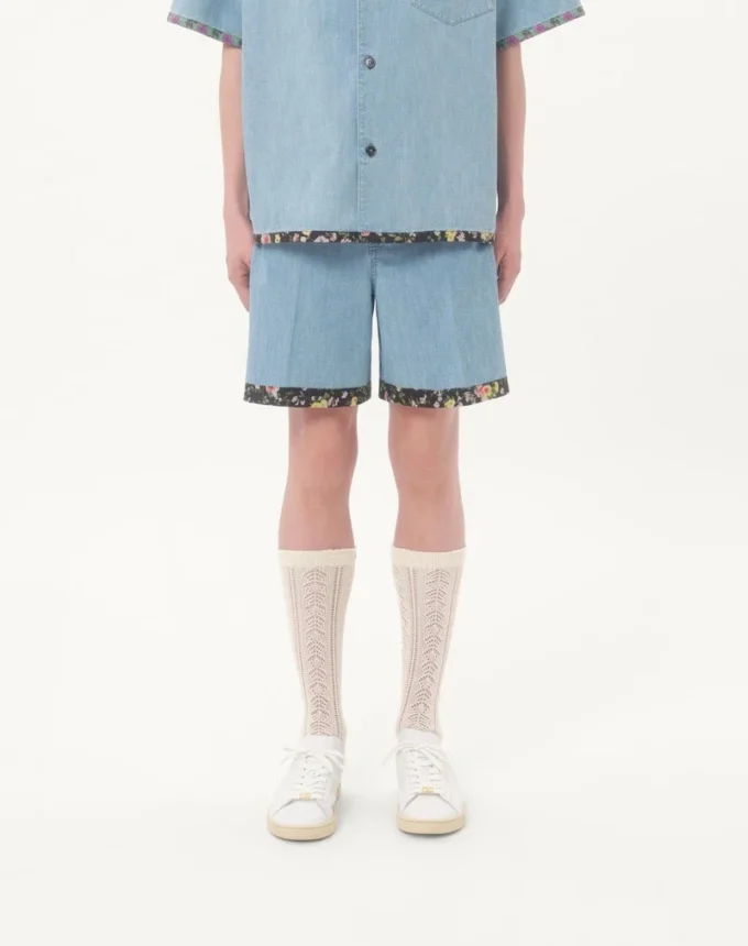 Pantaloni scurți din denim cu imprimeu floral pe tiv Pantaloni scurți din denim cu imprimeu floral pe tiv