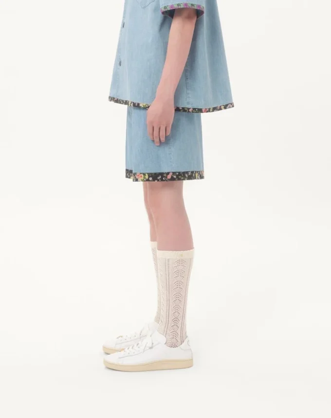 Pantaloni scurți din denim cu imprimeu floral pe tiv Pantaloni scurți din denim cu imprimeu floral pe tiv