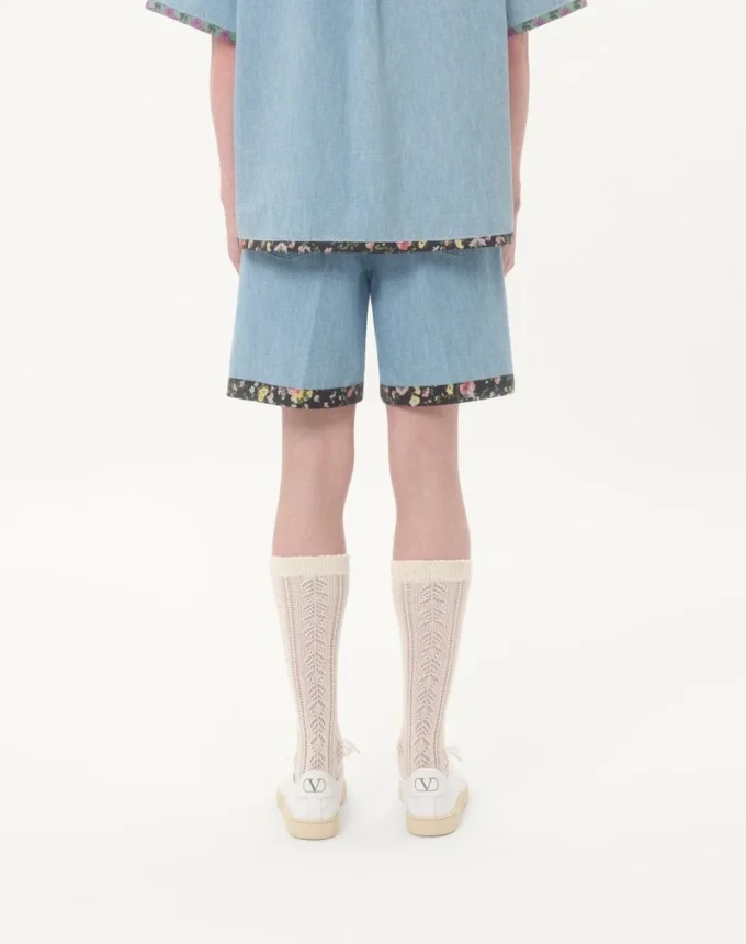 Pantaloni scurți din denim cu imprimeu floral pe tiv Pantaloni scurți din denim cu imprimeu floral pe tiv