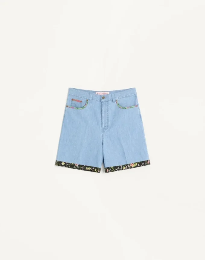 Pantaloni scurți din denim cu imprimeu floral pe tiv Pantaloni scurți din denim cu imprimeu floral pe tiv