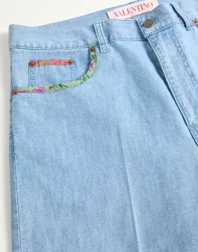 Pantaloni scurți din denim cu imprimeu floral pe tiv Pantaloni scurți din denim cu imprimeu floral pe tiv