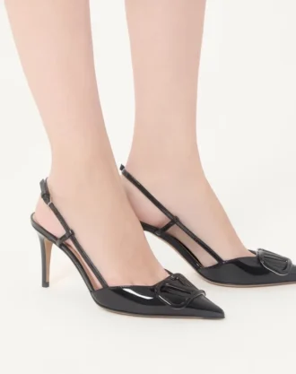 pantofi cu baret din piele lcuit vlogo signature 80 mm 1 330x417 - Pantofi cu baretă din piele lăcuită VLogo Signature 80 mm