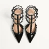 Pantofi cu toc Rockstud din piele lăcuită, cu curele și ținte asortate, 65 mm