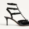 Pantofi cu toc Rockstud din piele lăcuită, cu curele și ținte asortate, 65 mm