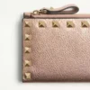 Portcard Rockstud din piele de vițel laminată cu fermoar Portcard Rockstud din piele de vițel laminată cu fermoar