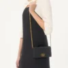 Portofel VLogo Signature din piele de vițel granulată cu lanț