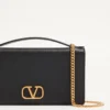 Portofel VLogo Signature din piele de vițel granulată cu lanț