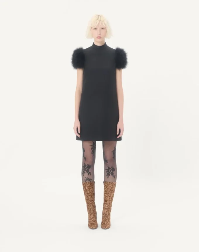 Rochie scurtă din crep couture cu pene Rochie scurtă din crep couture cu pene