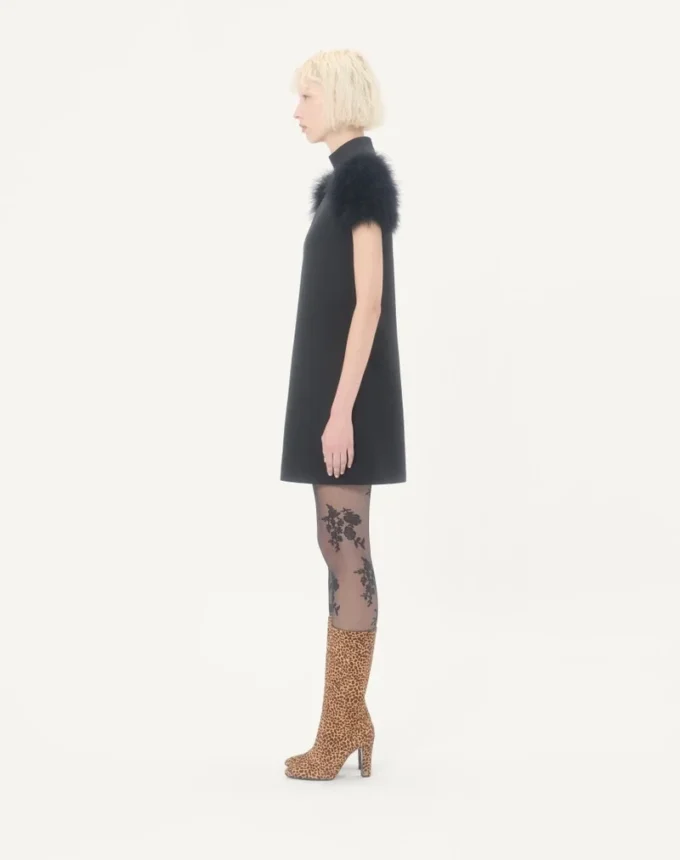 Rochie scurtă din crep couture cu pene Rochie scurtă din crep couture cu pene