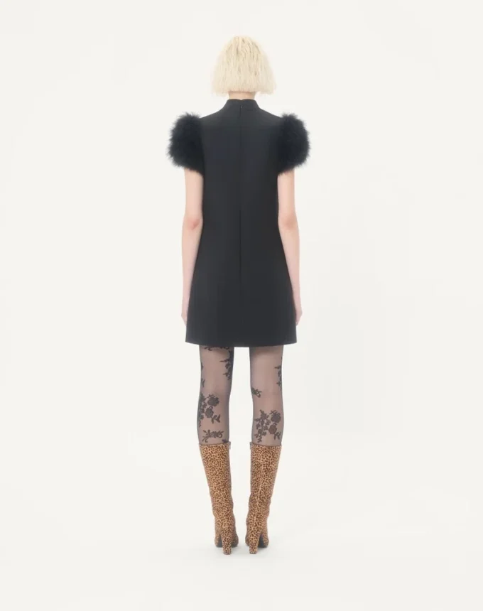 Rochie scurtă din crep couture cu pene Rochie scurtă din crep couture cu pene
