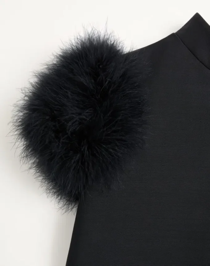 Rochie scurtă din crep couture cu pene Rochie scurtă din crep couture cu pene