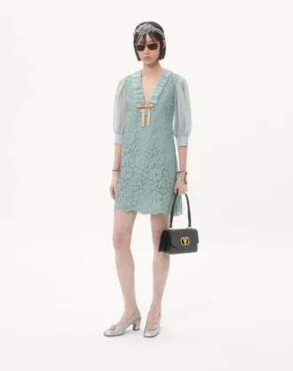 Rochie scurtă din dantelă groasă Rochie scurtă din dantelă groasă