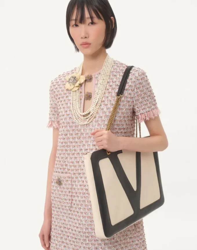 Rochie scurtă din tweed cu panglici brodate Rochie scurtă din tweed cu panglici brodate