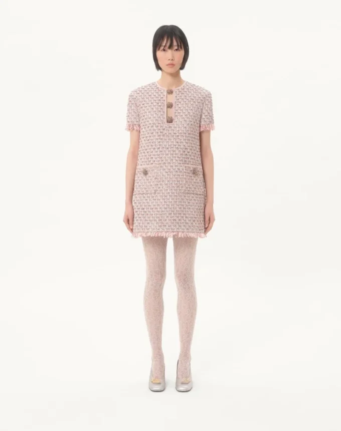 Rochie scurtă din tweed cu panglici brodate Rochie scurtă din tweed cu panglici brodate