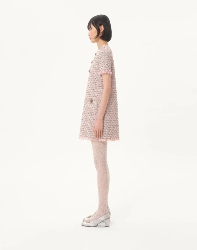 Rochie scurtă din tweed cu panglici brodate Rochie scurtă din tweed cu panglici brodate