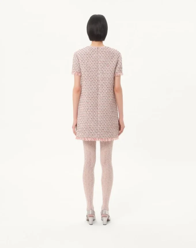 Rochie scurtă din tweed cu panglici brodate Rochie scurtă din tweed cu panglici brodate