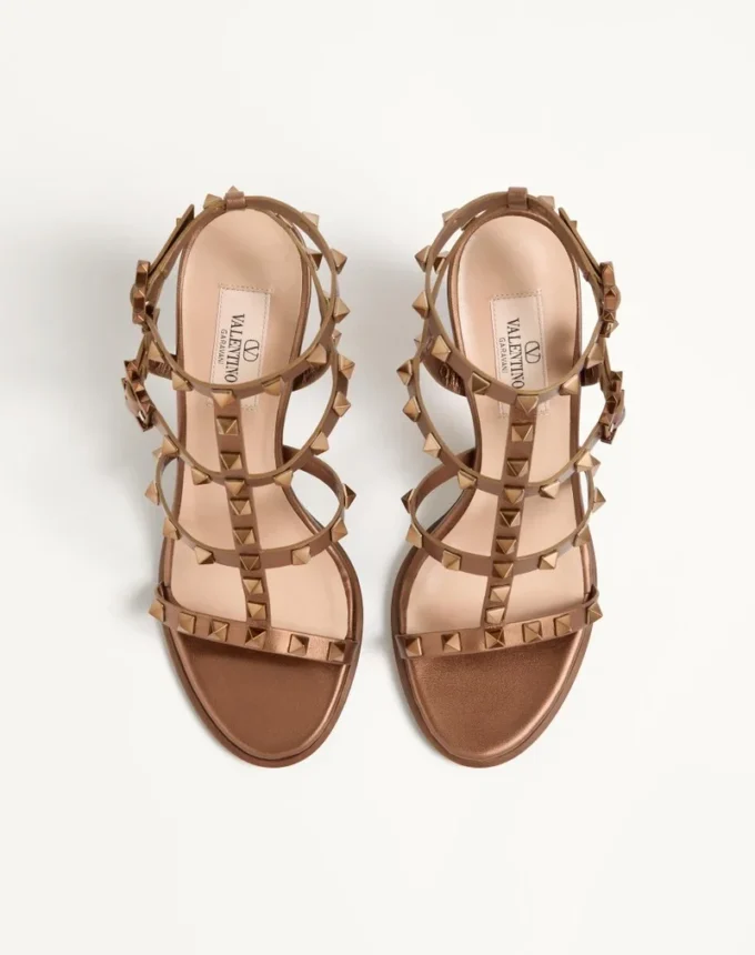 Sandale cu baretă din piele de vițel metalizată Rockstud, 90 mm