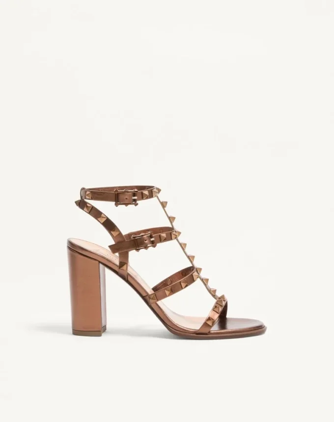 Sandale cu baretă din piele de vițel metalizată Rockstud, 90 mm