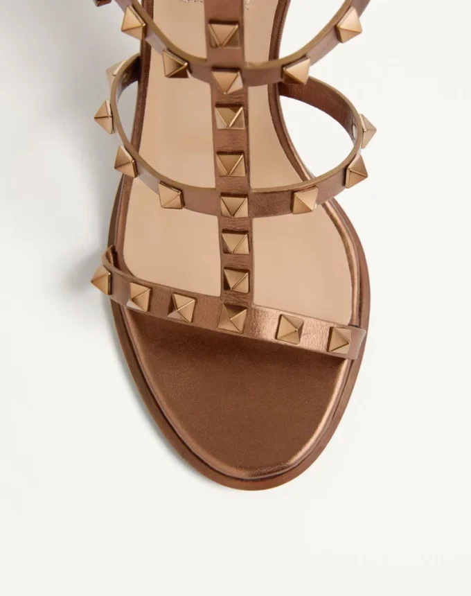 Sandale cu baretă din piele de vițel metalizată Rockstud, 90 mm