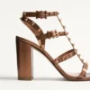 Sandale cu baretă din piele de vițel metalizată Rockstud, 90 mm