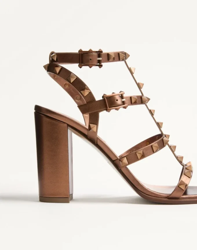Sandale cu baretă din piele de vițel metalizată Rockstud, 90 mm