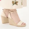 Sandale cu platformă din piele de vițel cu textură granulată și două ținte Rockstud, 105 mm Sandale cu platformă din piele de vițel cu textură granulată și două ținte Rockstud, 105 mm