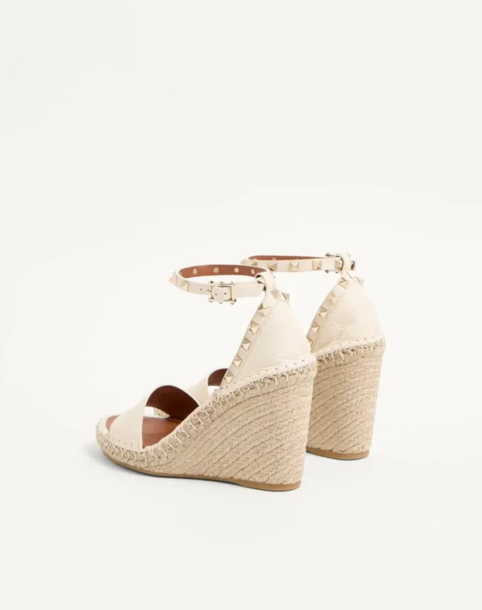 Sandale cu platformă din piele de vițel cu textură granulată și două ținte Rockstud, 105 mm Sandale cu platformă din piele de vițel cu textură granulată și două ținte Rockstud, 105 mm