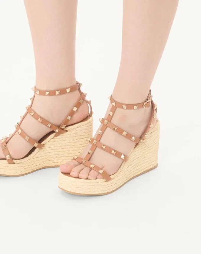 Sandale cu platformă Rockstud cu curele din piele de vițel 95 mm Sandale cu platformă Rockstud cu curele din piele de vițel 95 mm