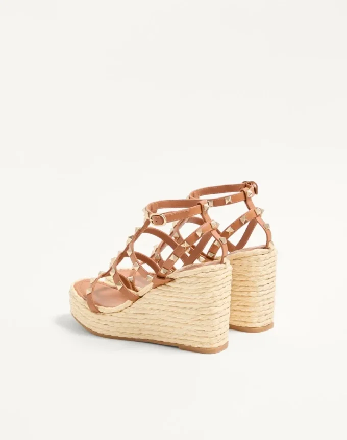 Sandale cu platformă Rockstud cu curele din piele de vițel 95 mm Sandale cu platformă Rockstud cu curele din piele de vițel 95 mm
