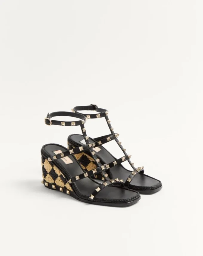Sandale cu platformă Rockstud din piele de vițel cu broderie în carouri 80 mm Sandale cu platformă Rockstud din piele de vițel cu broderie în carouri 80 mm