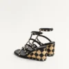 Sandale cu platformă Rockstud din piele de vițel cu broderie în carouri 80 mm Sandale cu platformă Rockstud din piele de vițel cu broderie în carouri 80 mm
