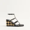 Sandale cu platformă Rockstud din piele de vițel cu broderie în carouri 80 mm Sandale cu platformă Rockstud din piele de vițel cu broderie în carouri 80 mm