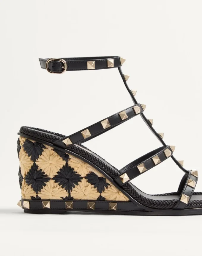 Sandale cu platformă Rockstud din piele de vițel cu broderie în carouri 80 mm Sandale cu platformă Rockstud din piele de vițel cu broderie în carouri 80 mm