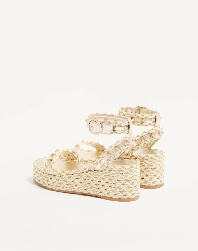 Sandale cu platformă Rockstud din piele nappa laminată 45 mm Sandale cu platformă Rockstud din piele nappa laminată 45 mm