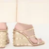 Sandale cu talpă înaltă Rockstud din piele nappa laminată cu broderie Cornely 100 mm