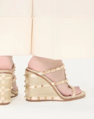 Sandale cu talpă înaltă Rockstud din piele nappa laminată cu broderie Cornely 100 mm Sandale cu talpă înaltă Rockstud din piele nappa laminată cu broderie Cornely 100 mm