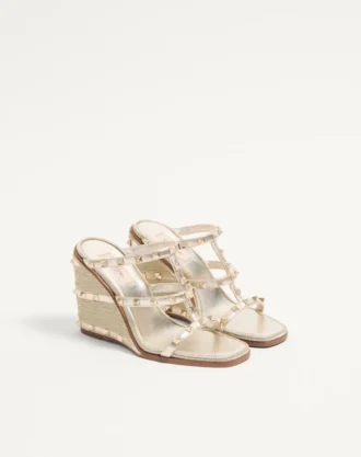 Sandale cu talpă înaltă Rockstud din piele nappa laminată cu broderie Cornely 100 mm Sandale cu talpă înaltă Rockstud din piele nappa laminată cu broderie Cornely 100 mm