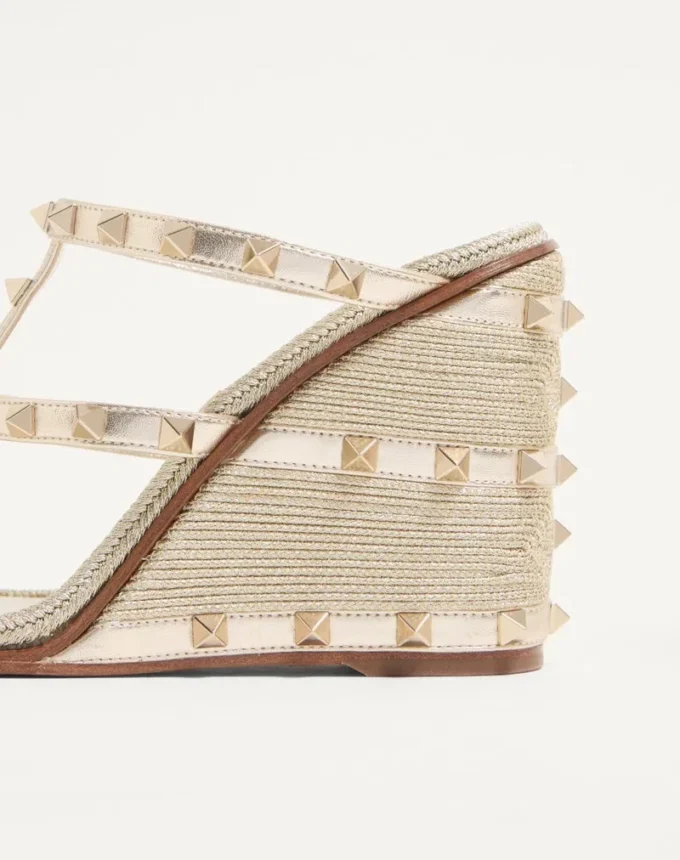 Sandale cu talpă înaltă Rockstud din piele nappa laminată cu broderie Cornely 100 mm