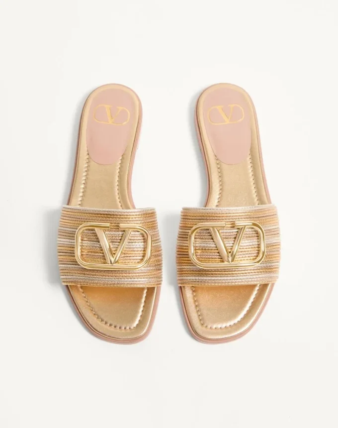 Sandale cu talpă plată din piele metalizată cu broderie Cornely și logo VLogo Signature