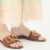 Sandale cu talpă plată Vlogo Signature din piele de vacă granulată, cu accesoriu Sandale cu talpă plată Vlogo Signature din piele de vacă granulată, cu accesoriu