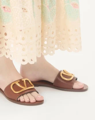 Sandale cu talpă plată Vlogo Signature din piele de vacă granulată, cu accesoriu