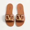 Sandale cu talpă plată Vlogo Signature din piele de vacă granulată, cu accesoriu Sandale cu talpă plată Vlogo Signature din piele de vacă granulată, cu accesoriu