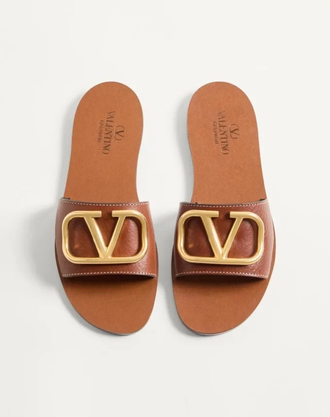 Sandale cu talpă plată Vlogo Signature din piele de vacă granulată, cu accesoriu Sandale cu talpă plată Vlogo Signature din piele de vacă granulată, cu accesoriu