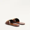 Sandale cu talpă plată Vlogo Signature din piele de vacă granulată, cu accesoriu Sandale cu talpă plată Vlogo Signature din piele de vacă granulată, cu accesoriu