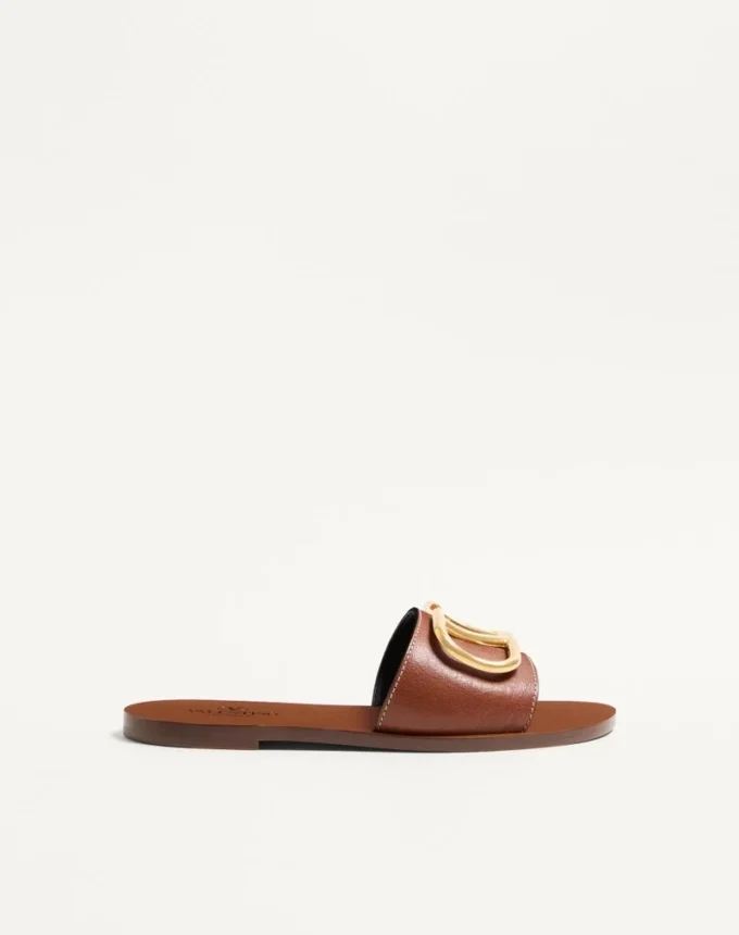 Sandale cu talpă plată Vlogo Signature din piele de vacă granulată, cu accesoriu Sandale cu talpă plată Vlogo Signature din piele de vacă granulată, cu accesoriu