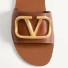 Sandale cu talpă plată Vlogo Signature din piele de vacă granulată, cu accesoriu Sandale cu talpă plată Vlogo Signature din piele de vacă granulată, cu accesoriu