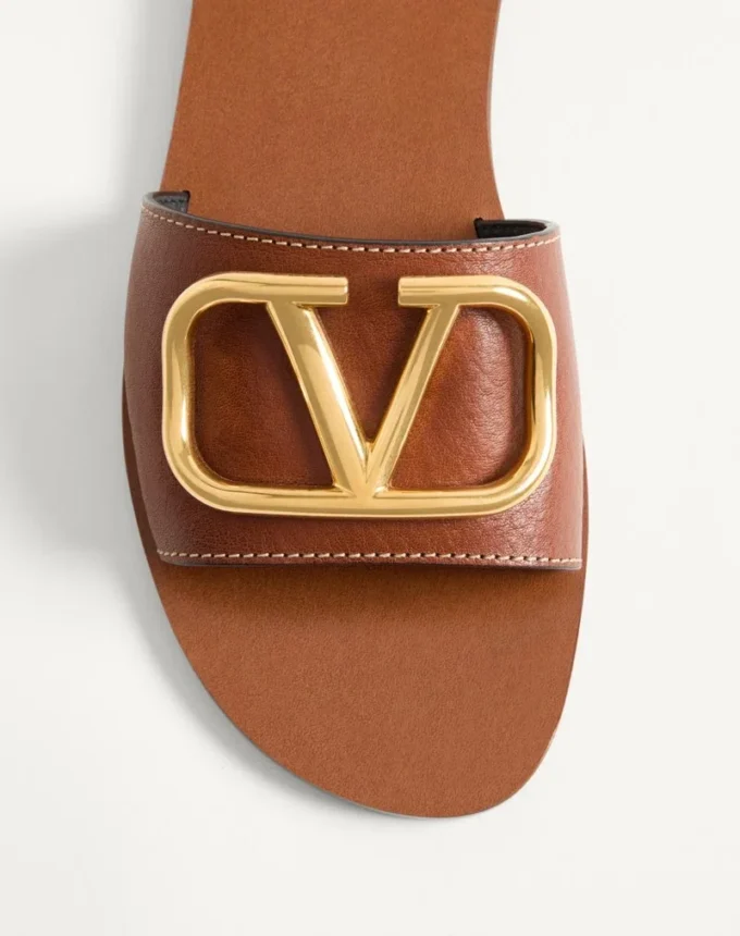 Sandale cu talpă plată Vlogo Signature din piele de vacă granulată, cu accesoriu Sandale cu talpă plată Vlogo Signature din piele de vacă granulată, cu accesoriu