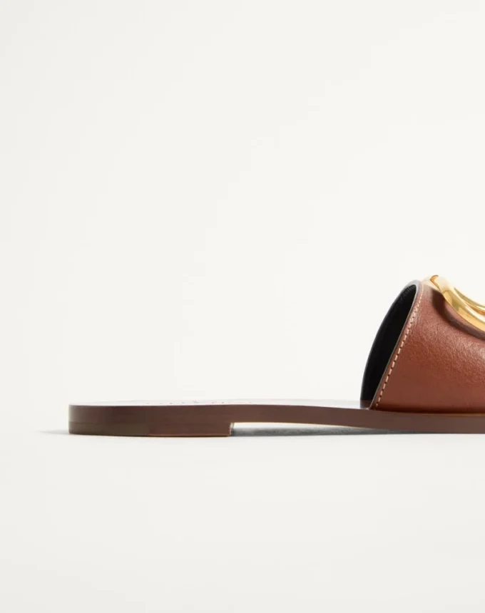 Sandale cu talpă plată Vlogo Signature din piele de vacă granulată, cu accesoriu Sandale cu talpă plată Vlogo Signature din piele de vacă granulată, cu accesoriu