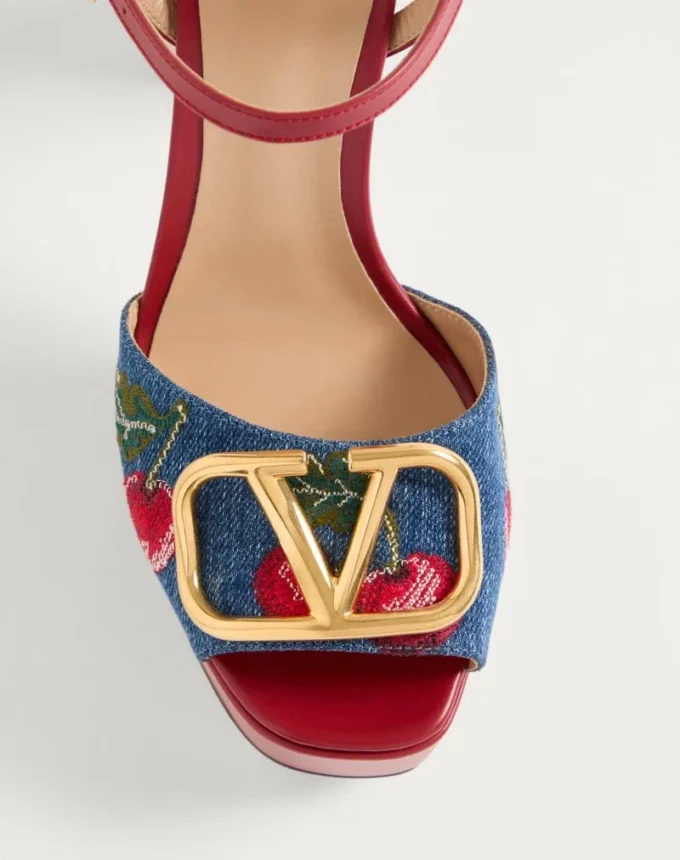 Sandale din denim cu platformă Vlogo Signature și broderie Cherryfic 115 mm Sandale din denim cu platformă Vlogo Signature și broderie Cherryfic 115 mm